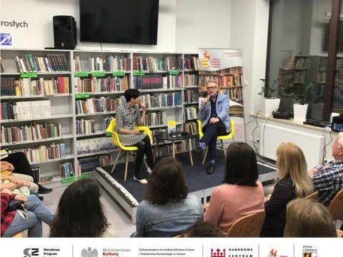 Mariusz Szczygieł w bibliotece w Czernicy