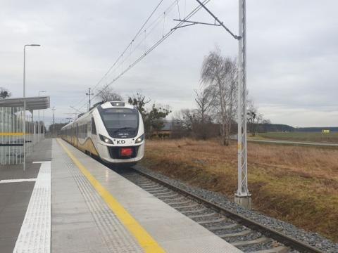 Od 1 października br. więcej pociągów do Wrocławia i Jelcza-Laskowic na linii kolejowej 292.