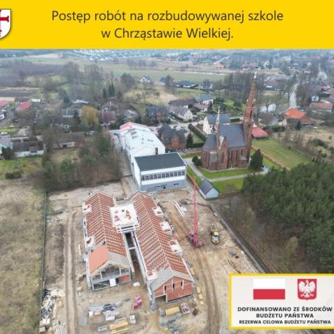 Postęp robót na rozbudowywanej szkole w Chrząstawie Wielkiej.