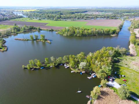 Działania prewencyjne na zalewie Czernica i kanale łączącym go z Odrą.