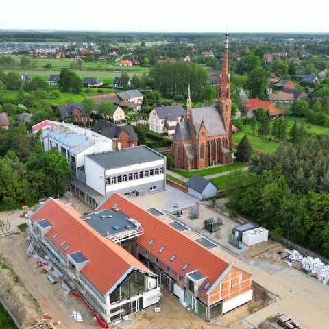 Postęp prac na rozbudowie szkoły w Chrząstawie Wielkiej.