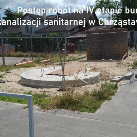 Postęp robót na IV etapie budowy kanalizacji sanitarnej w Chrząstawie Małej.