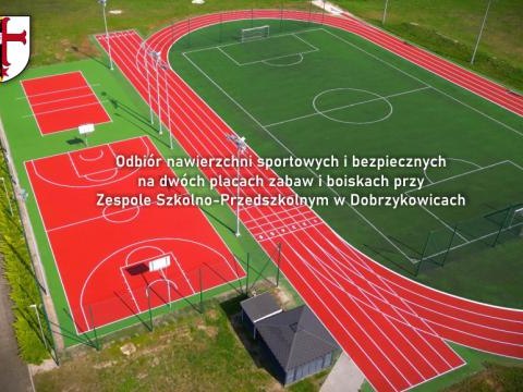 Remont nawierzchni sportowych i bezpiecznych na dwóch placach zabaw i boiskach