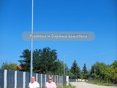 Piaskowa w Gajkowie oświetlona