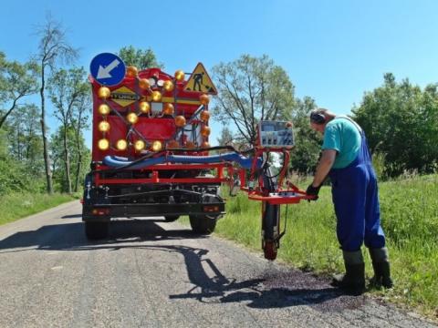 Przetarg na realizację zadania pn:. „Bieżąca konserwacja jezdni dróg gminnych (remont cząstkowy – powierzchniowe utrwalenie emulsją i grysami „patcher”) na terenie gminy Czernica