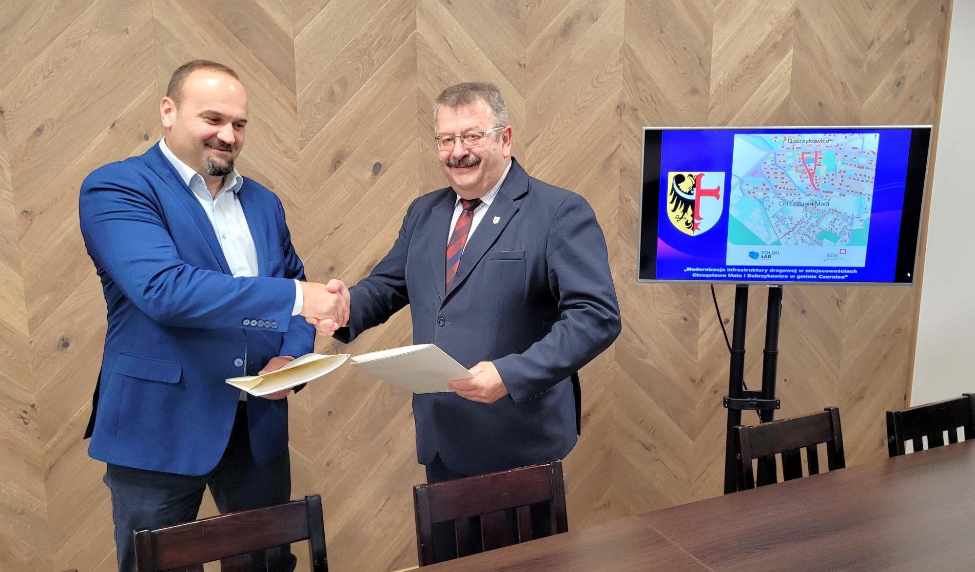 Modernizacja infrastruktury drogowej w miejscowościach Chrząstawa Mała i Dobrzykowice – podpisanie umowy.