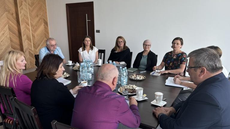 1-Jak skutecznie wspierać seniorów i osoby z niepełnosprawnościami na poziomie lokalnym.jpeg