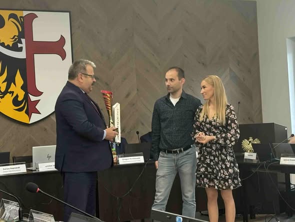 Rajdowy sukces z barwami gminy – mistrzowie przekazali puchar Wójtowi!