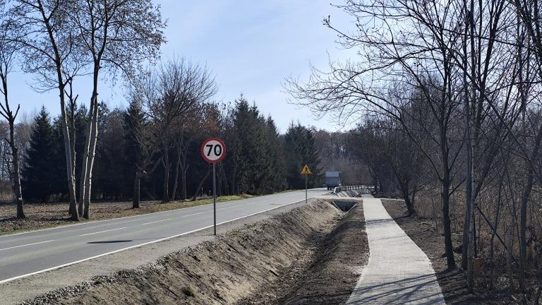 chodnik w Gajkowie przy DW 455.jpg