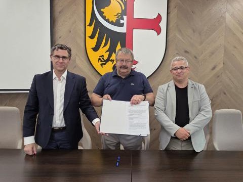 Przełomowa decyzja dla bezpieczeństwa w Chrząstawie Małej – powstanie sygnalizacja na przejeździe kolejowym przy ul. Gajowej!
