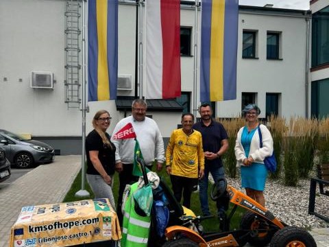 Posłaniec nadziei dotarł do Czernicy. Brazylijczyk przemierza Europę dla dzieci chorych na raka